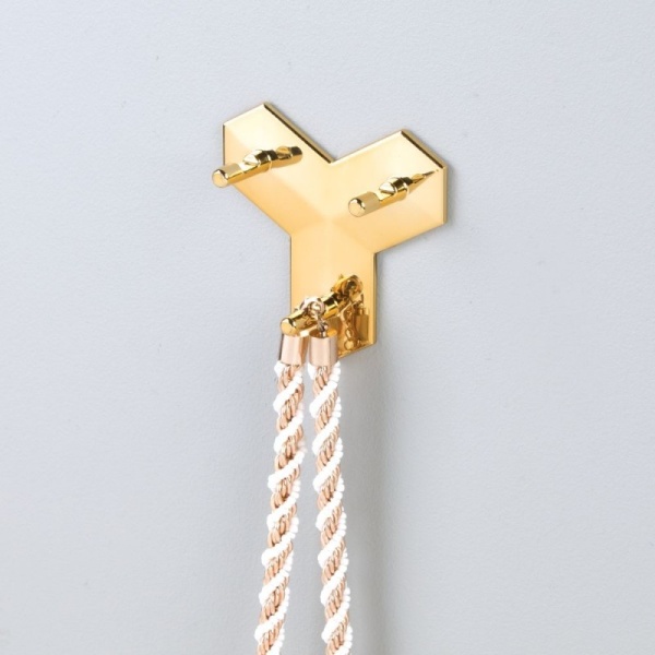 InterDesign / Крючок аффикс тройной самоклеющ. 8х2.75х8.25 см золот. пластик (100146)